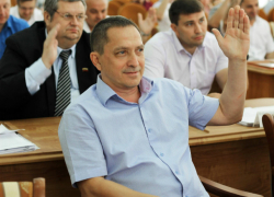 Парламентарии Новочеркасска вместе с горожанами потребовали отставки мэра Киргинцева