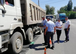 В Новочеркасске грузовой транспорт проверили на перегруз