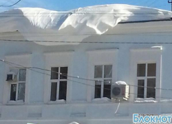 С крыши главпочтамта Новочеркасска свисает метровый сугроб