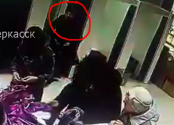 Стащившая кошелек в ТЦ «Платовский» девушка попала на видео в Новочеркасске