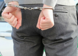 Молодой шахтинец напал на женщину в Новочеркасске и сорвал с нее цепочку