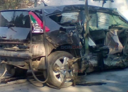 В Новочеркасске неуправляемая иномарка снесла машину и три дерева