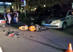 Потерявший управление мотоциклист сбил инспектора ДПС и протаранил две машины в Новочеркасске