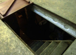 В Новочеркасске работник автосервиса упал в смотровую яму