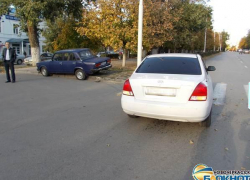 На проспекте Платовском в Новочеркасске «Хендай» вытолкнул ВАЗ-2107 на пешеходную аллею