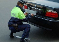 Сотрудники ГИБДД теперь не смогут снимать госномера с автомобилей