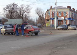 В Новочеркасске сразу два ДТП на одном перекрестке стали причиной пробки на проспекте Баклановском