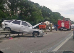 Под Новочеркасском в результате ДТП ВАЗ перелетел через отбойник