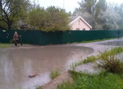 В Новочеркасске жители микрорайона Молодежный вынуждены жить рядом с огромной лужей