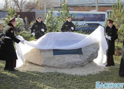 В Новочеркасске на Михайловской площади открыт мемориал памяти погибших солдат правопорядка