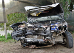 Потерявший управление водитель пробил насквозь забор и попал в больницу в Новочеркасске