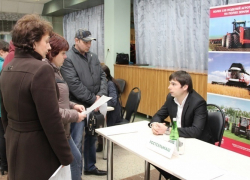 Работники НЭВЗа ищут рабочие места на предприятиях со всей области