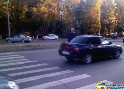 В Новочеркасске вежливому водителю разбили машину