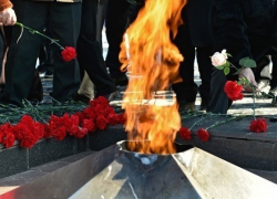 Вечный огонь на Братском кладбище Новочеркасска отключат из-за вандалов, жарящих на нем картошку