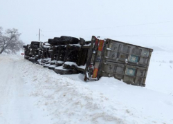 На трассе под Новочеркасском перевернулась фура с фарфором