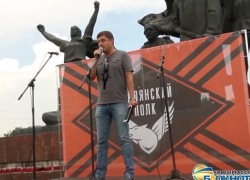 На митинге Славянского полка выступил с речью депутат Госдумы Олег Пахолков