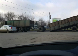 У КамАЗа отвалился прицеп на ходу в Новочеркасске