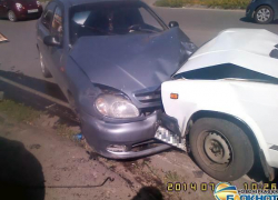 В Новочеркасске автоледи на ВАЗ-2107 выехала на встречную полосу движения и врезалась в две машины