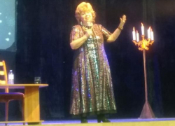 Ларисе Рубальской на концерте в Новочеркасске подарили донских раков