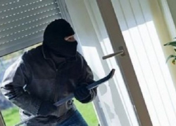 В Новочеркасске вор из Ростова залез в дом через окно и украл ценные вещи