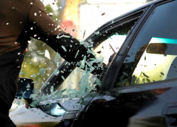 Злоумышленники совершили дерзкие кражи из четырех автомобилей в Новочеркасске