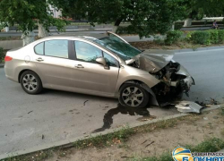 На улице Просвещения в Новочеркасске водитель «Пежо» врезался в дерево