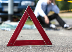 Лихач на ВАЗ-2101 в Новочеркасске сбил женщину и врезался в дерево