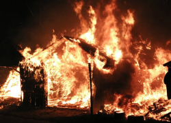 Под Новочеркасском охваченный пламенем гараж полыхал почти 30 минут