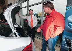 В Ростовских автосалонах раскупают автомобили из-за валютного роста