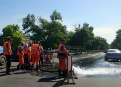 В центре Новочеркасска прорвало магистральный водовод