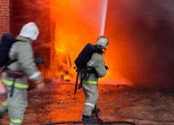 Пожар произошел в одноэтажном магазине поселка Персиановский под Новочеркасском