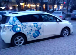 Расписанный под Гжель автомобиль колесит по ростовским улицам