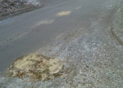 Фотофакт: в Новочеркасске латают ямы на дорогах по снегу и грязи