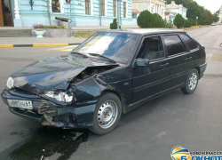 Начинающая автоледи устроила в Новочеркасске ДТП, запутавшись в педалях