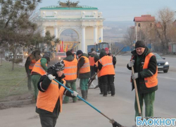 Служащие аппарата гордумы Новочеркасска расчистили к прибытию олимпийского огня спуск Герцена