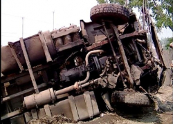 Под Новочеркасском перевернулся груженный тырсой КамАЗ-самосвал