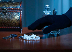 Мужчина из Новочеркасска несколько месяцев воровал драгоценности у своей знакомой 