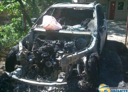 В Новочеркасске во дворе частного дома сожгли «БМВ-Х5»