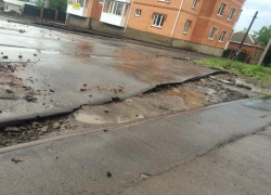Ливень смыл асфальт с проезжей части