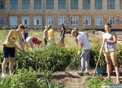 В Новочеркасске за уход за клумбами школьникам заплатили деньги