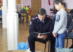 В преддверии профессионального праздника новочеркасские полицейские подарили подарки сиротам