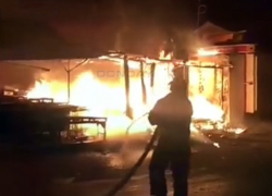 Серьезный пожар на рынке Новочеркасска в микрорайоне Молодежном попал на видео