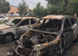 В Новочеркасске сожгли три машины в одном дворе