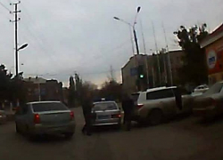 В Новочеркасске джип, сдавая назад, врезался в полицейскую машину