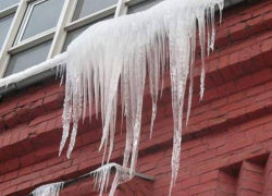 За снег и сосульки на крыше домов жителей Новочеркасска могут оштрафовать