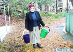 В Новочеркасске жители улицы Комитетской уже два месяца ходят за водой к уличной колонке