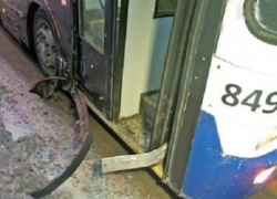 В Новочеркасске автобус помял две машины и улетел в кювет