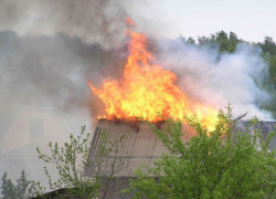 13 минут тушили огнеборцы объятую пламенем дачу под Новочеркасском