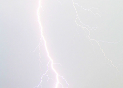 Удар молнии поразил пятиэтажку в Новочеркасске