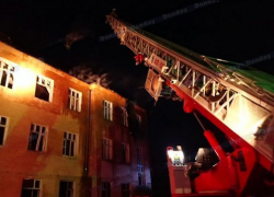 В Новочеркасске пожар в заброшенном здании едва не обернулся трагедией для десятков детей